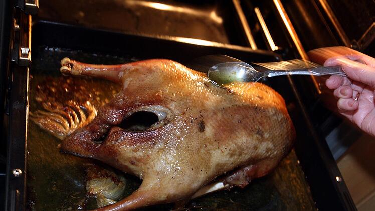 Ein Gänsebraten wird mit seinem eigenen Saft übergossen.Foto: Karl-Josef Hildenbrand/dpa