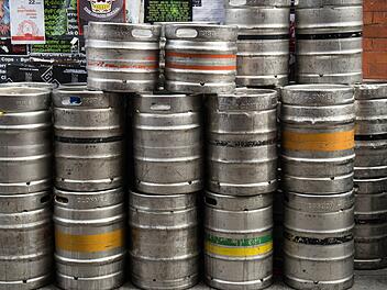 Bierfässer. Symbolfoto: TuendeBede/Pixabay