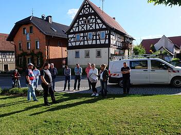 Die Parksituation "An der Linde" in Rothhausen  nahmen Thundorfs Gemeinderäte unter die Lupe. Foto:  Philipp Bauernschubert