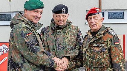 Oberst Robert Graf (Mitte), Bereichsleiter des Gefechtssimulationszentrums Heer, übergibt die Führung des Teilbereichs „Übungsauswertung“ an Oberstleutnant Hans-Joachim Lieb (links). Der ehemalige Leiter des Teilbereichs, Oberstleutnant Carsten Pa...