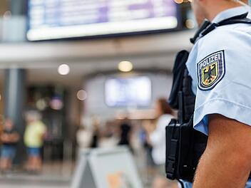 N&uuml;rnberger Hauptbahnhof: Mann stiehlt Parf&uuml;m - kurz danach fliegt er auf