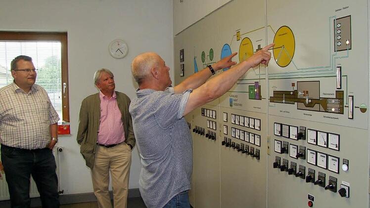Seine Anlagen fest im Griff hat Hugo Deppisch. Bei einem Ortstermin erklärte er den Wiesentheider Gemeinderäten - im Bild Bürgermeister Werner Knaier und Heinrich Wörner - was sich seit dem Umbau in der Kläranlage verändert hat. Foto: Berthold