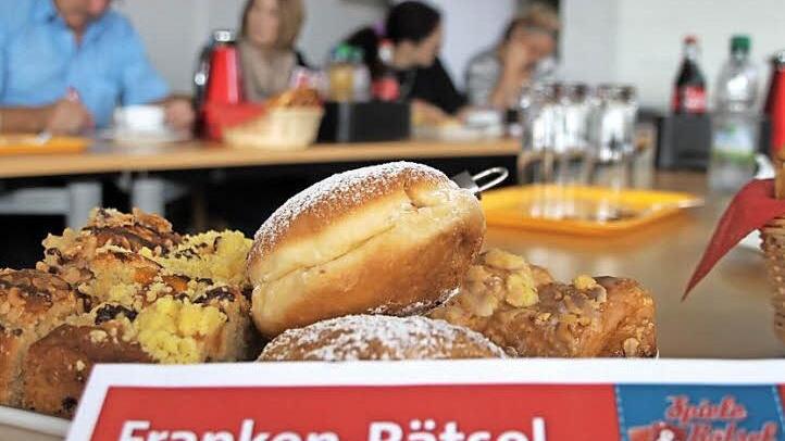 Beim Quiz-Frühstück in der BR-Redaktion gab es Nahrung für den Körper und - in Form von fränkischen Quizfragen - für den Geist. Foto: Thomas Heuchling