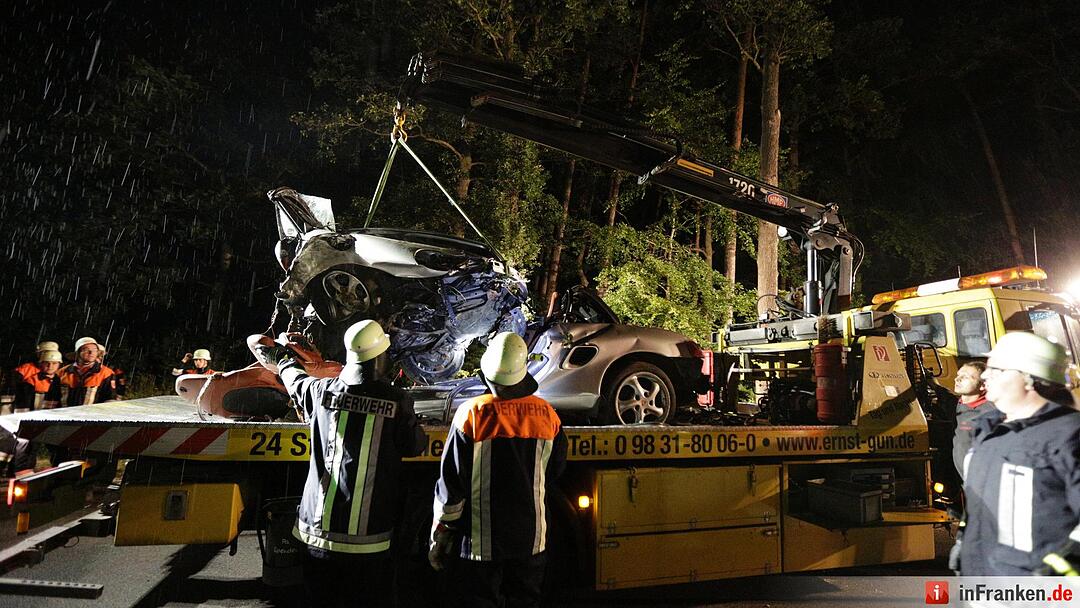 Porsche schleudert in Waldstueck und zerreisst in zwei Teile - Fahrer tot