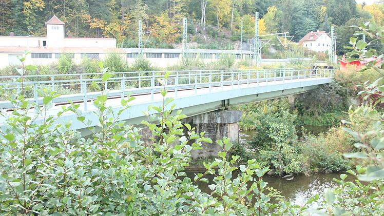 Die alte Bahnbrücke am LGS-Gelände soll gekauft werden.  Foto: Friedwald Schedel