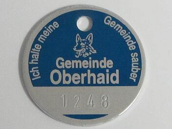 Ein Steuerzahler: Der Besitzer des " Luxusgeschöpfes", an dessen Halsband die Steuermarke Nr 1248 hängt. Foto: Joachim Karl