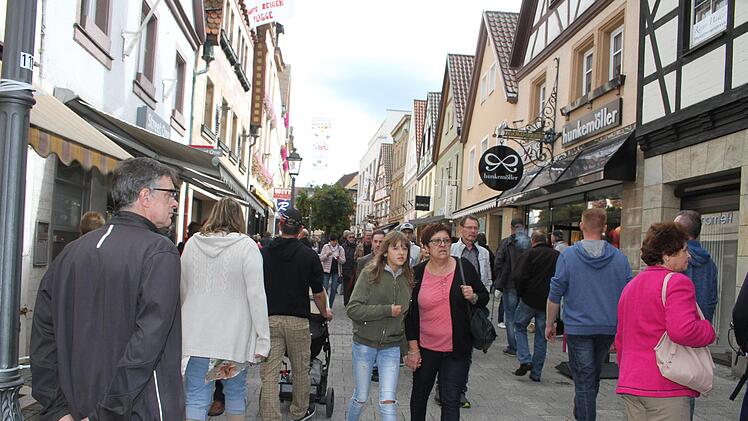 So voll wie beim Innenstadt-Flohmarkt ist die Fußgängerzone fast nie.