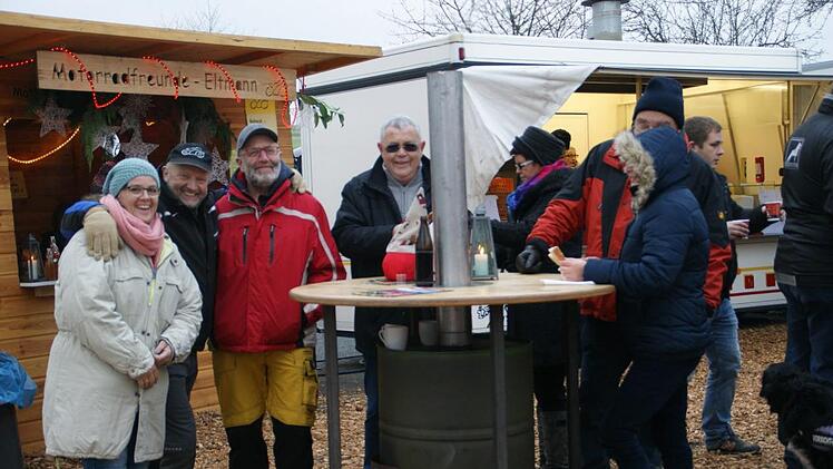 Immer dabei bei der Wallburgweihnacht sind die Motorradfreunde Eltmann mit ihrem Verpflegungsstand und den sehr begehrten beheizten Tischen. Die Stimmung bei Vorsitzendem Hans Pflaum (Zweiter von links), seinen Mitstreitern und Gästen war bestens, wie man sieht.Sabine Weinbeer