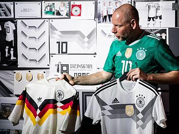 Bei der Präsentation des aktuellen DFB-Trikots erklärt Adidas-Chefdesigner Jürgen Rank die Brustgrafik , die erstmals im Jahr 1988 auf einem deutschen Dress zu finden war.  Foto: adidas