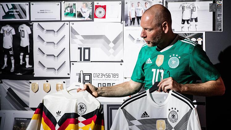 Bei der Präsentation des aktuellen DFB-Trikots erklärt Adidas-Chefdesigner Jürgen Rank die Brustgrafik , die erstmals im Jahr 1988 auf einem deutschen Dress zu finden war.  Foto: adidas
