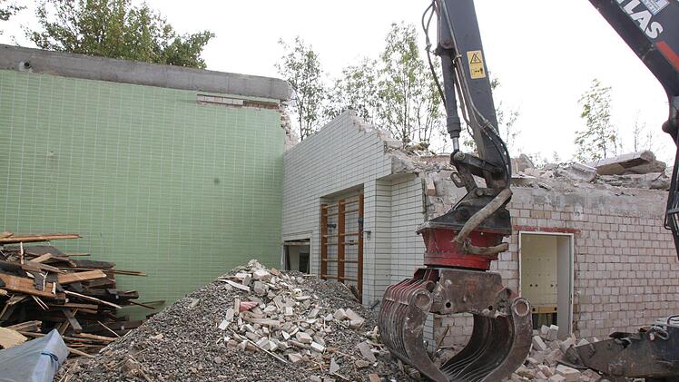 Der Bagger steht in der ehemaligen Turnhalle.Foto: Stefanie Gleixner