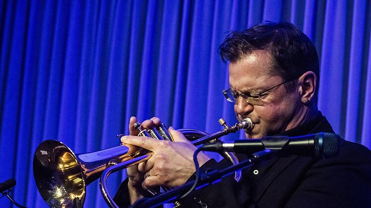 Das Jazul Duo mit Ingolf Burkhardt (Trompete und Flügelhorn) und Roland Cabezas (Gitarre und Gesang)  beeindruckte sein Publikum in Coburg.Foto: Jochen Berger