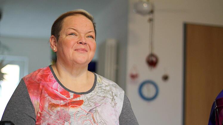 Heute kann sie wieder l&auml;cheln: Sonja Bauer aus Ha&szlig;furt leidet an Adipositas, hat aber mittlerweile fast 100 Kilo abgenommen. Foto: Teresa Hirschberg