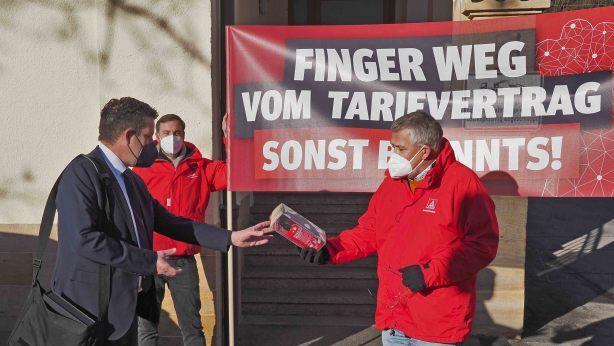 Symbolismus im Tarifkonflikt: Volker Seidel, 1. Bevollmächtigter der IG Metall Ostoberfranken (rechts), überreicht einen kleinen Feuerlöscher an David Püttner, Geschäftsführer des vbm Oberfranken. Der revanchiert sich mit einem umso größeren Taschenrechner, womit "Realismus" auszurechnen ist. Foto: Christoph Winter
