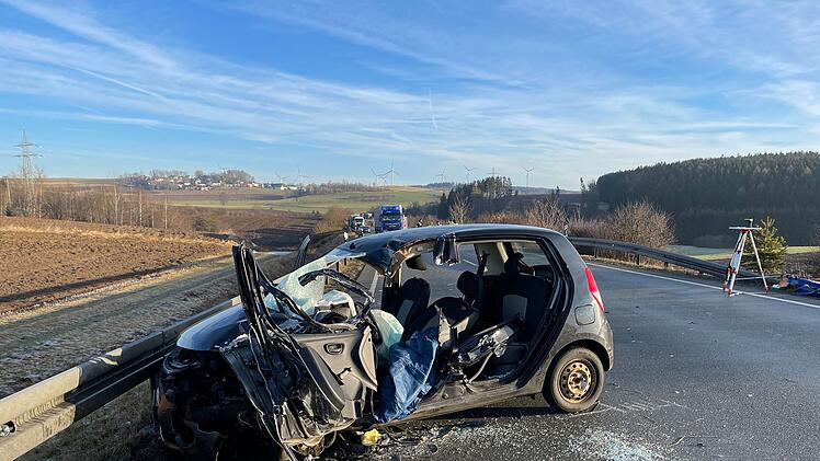 Selbitz: Auto kollidiert mit Grillhähnchenwagen: Eine Person stirbt