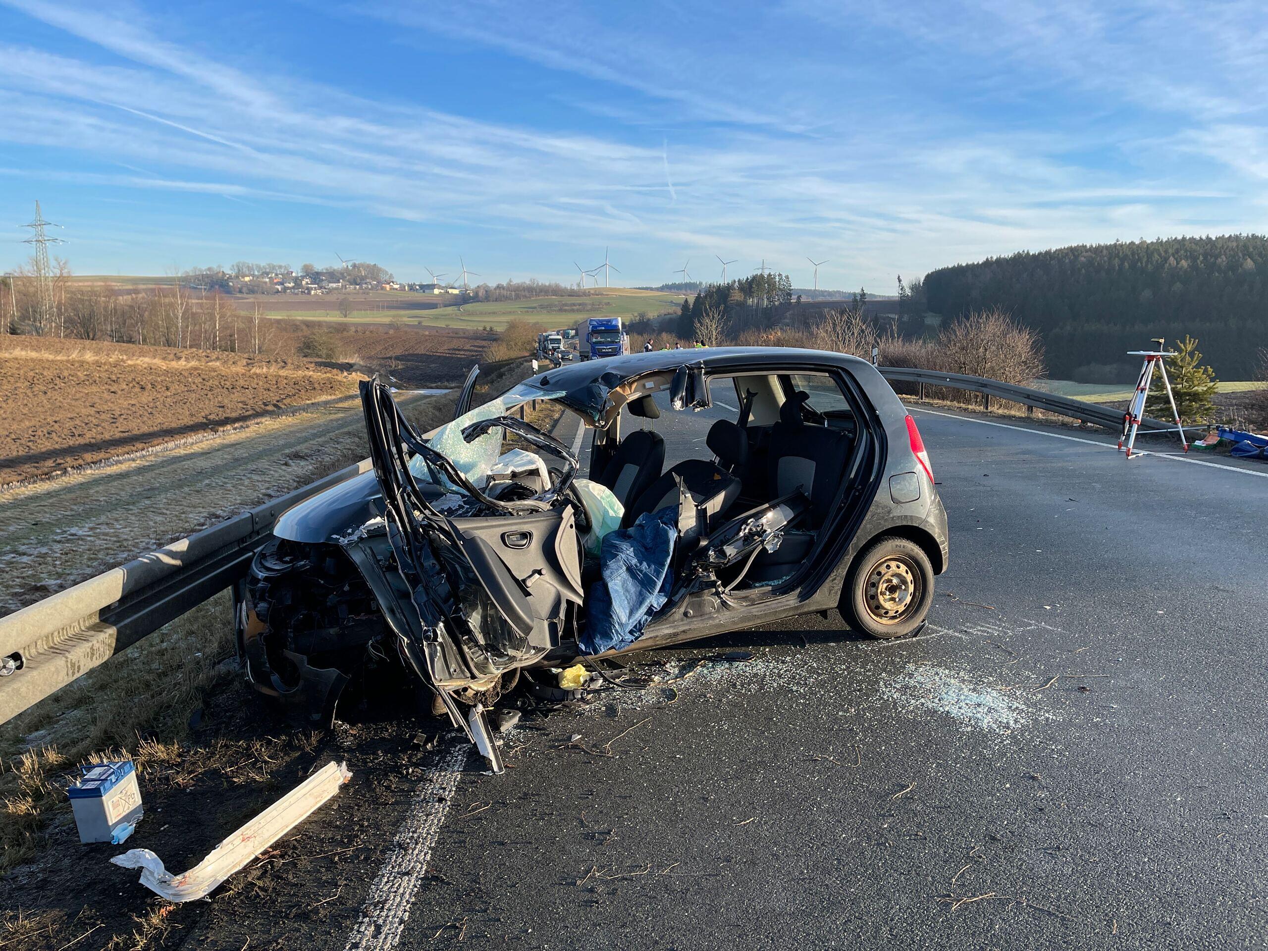 Unfall auf B173 bei Selbitz: Auto kollidiert mit Kleintransporter - Mann stirbt