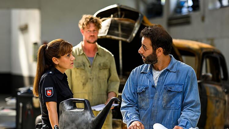 Süher Özlügül (Sophie Dal) stellt ihren Bruder Yunus (Yunus Cumartpay, rechts) zur Rede: Haben er und sein Kumpel Oliver Ahlers (David Bredin) bei der Brandserie nachgeholfen, um ihr Geschäft anzukurbeln?