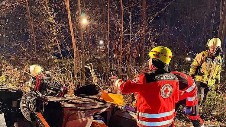 Auto prallt gegen Baum und überschlägt sich: 51-Jähriger schwer verletzt