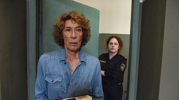 Gloria Almeda (Adele Neuhauser) kommt nach zehn Jahren aus dem Gef&auml;ngnis frei. Nun sinnt sie auf Rache an ihrer Familie.