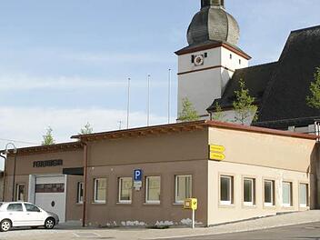 Hier im ehemaligen Postgebäude in Trossenfurt soll der Oberauracher Generationentreff entstehen. Die Pilotgruppe "Bürger helfen Bürgern" des Gemeinderates "strickt" derzeit am Konzept. Das Ratsgremium befasste sich dieser Tage mit dem Thema. Fotos: sw