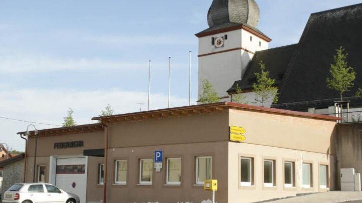 Hier im ehemaligen Postgebäude in Trossenfurt soll der Oberauracher Generationentreff entstehen. Die Pilotgruppe "Bürger helfen Bürgern" des Gemeinderates "strickt" derzeit am Konzept. Das Ratsgremium befasste sich dieser Tage mit dem Thema. Fotos: sw