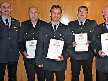 Selbstloser Einsatz: Kommandant Dieter Ebert bedankt sich im Namen des Freistaates für Hochwasser-Einsätze bei Peter Vierheilig, Alexander Remling, Michael Lutz und Werner Mathes.  Fotos: Gerd Schaar