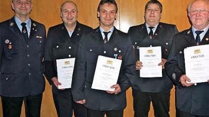 Selbstloser Einsatz: Kommandant Dieter Ebert bedankt sich im Namen des Freistaates für Hochwasser-Einsätze bei Peter Vierheilig, Alexander Remling, Michael Lutz und Werner Mathes.  Fotos: Gerd Schaar