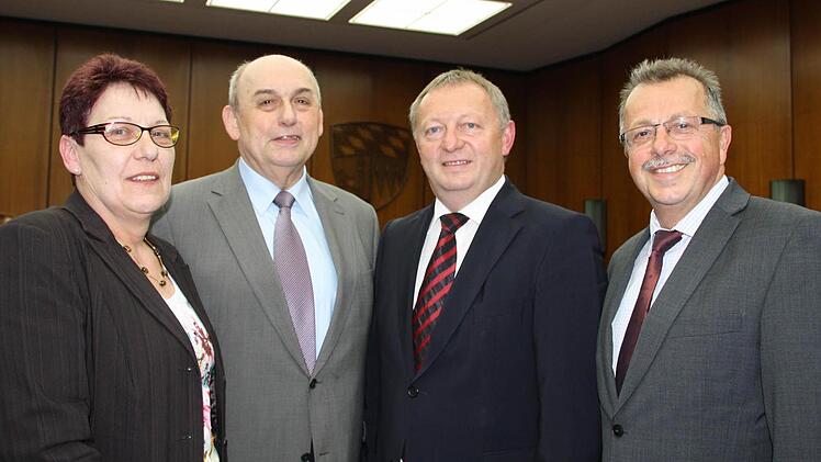 Landrat Thomas Bold (2. von rechts) hat seit gestern die Stellvertreter (von rechts) Emil Müller, Alfred Schrenk und Monika Horcher. Foto: Ralf Ruppert