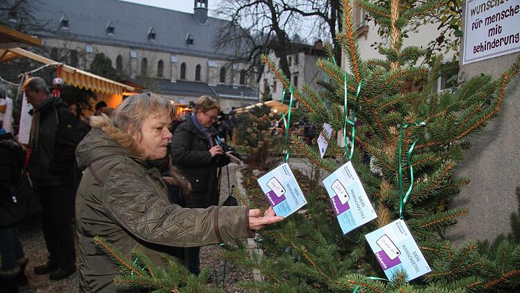 Wunschzettelbaum: Hier kann man Behinderten eine Freude machen. Foto: Sonja Adam
