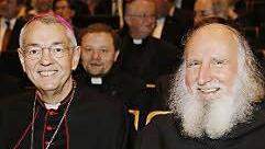 Gastredner Pater Anselm Grün (r.) mit dem Erzbischof.