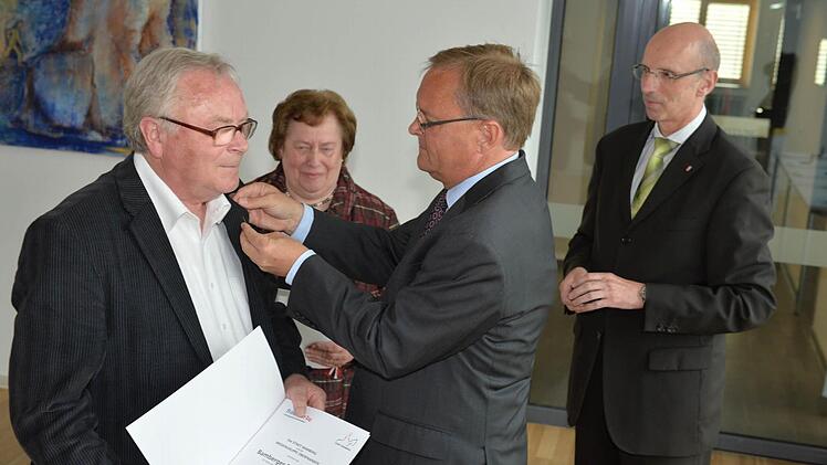 Maria Anna und Kurt Haselmann nehmen die Ehrung entgegen. Foto: Ronald Rinklef