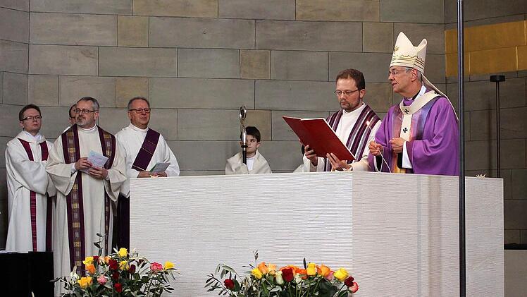 Der Erzbischof am neuen Altar. Foto: Ulrike Nauer
