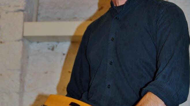 Musiker und Minnesänger Knud Seckel (50) mit seiner Drehleier  Foto: Sigismund von Dobschütz