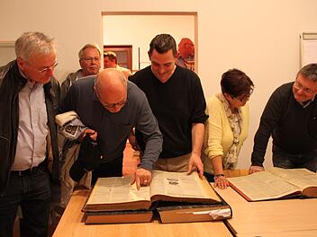 Der Stadtrat besichtigte alle Räume. Alte Zeitungsbände des Brückenauer Anzeigers weckten besonders ihr Interesse. Foto: Ulrike Müller