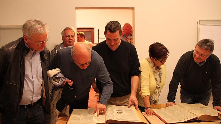 Der Stadtrat besichtigte alle Räume. Alte Zeitungsbände des Brückenauer Anzeigers weckten besonders ihr Interesse. Foto: Ulrike Müller