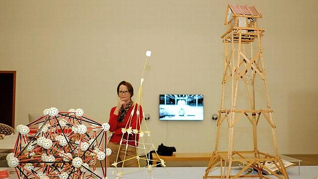 Spielerisch die Welt neu denken: der Steve Baer Zometoy (l.), ein Turm aus Spaghetti sowie das das Turmmodell von Gustav Lilienthal (r.)  Foto: np