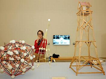 Spielerisch die Welt neu denken: der Steve Baer Zometoy (l.), ein Turm aus Spaghetti sowie das das Turmmodell von Gustav Lilienthal (r.)  Foto: np