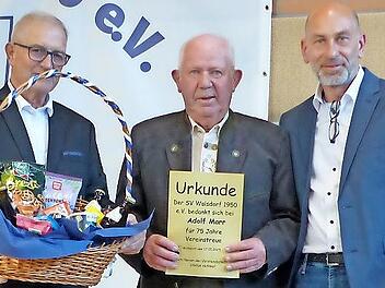 Beim SV Walsdorf stand eine besondere Ehrung an (von  links): Schirmherr Alfred Schütz, Gründungsmitglied Adolf Marr und Vorsitzender Stefan Huttner.