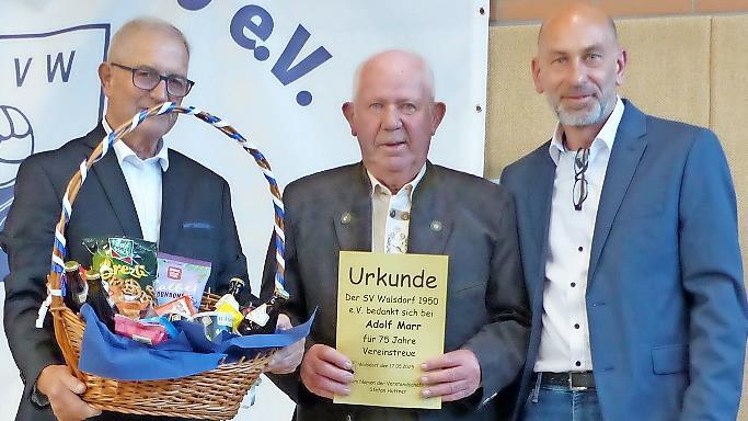Beim SV Walsdorf stand eine besondere Ehrung an (von  links): Schirmherr Alfred Schütz, Gründungsmitglied Adolf Marr und Vorsitzender Stefan Huttner.
