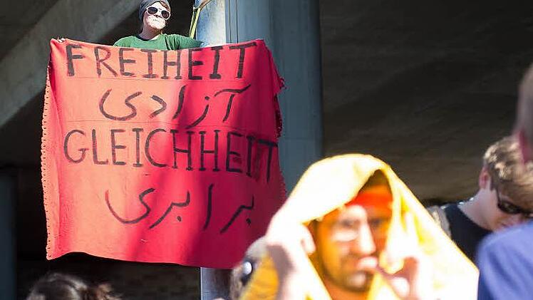 Flüchtlinge protestieren mit einem Marsch von Würzburg nach Berlin gegen die deutsche Asylpolitik. Foto: Tobias Köpplinger