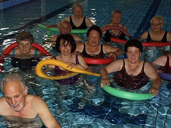 Eine von fünf Therapiegruppen der Bad Brückenauer Morbus-Bechterew-Gruppe hält sich im Wildfleckener Hallenbad fit. Foto: Anke Gundelach
