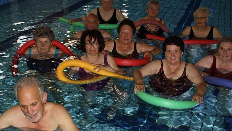 Eine von fünf Therapiegruppen der Bad Brückenauer Morbus-Bechterew-Gruppe hält sich im Wildfleckener Hallenbad fit. Foto: Anke Gundelach
