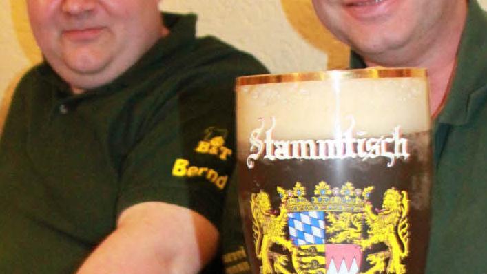 Werner Baumann, genannt "Minus", (rechts) ist Präsident der "Eierbergfreunde", und Bernd Wohnig fungiert als Zweiter Präsident - die pompösen Titel gehören zum Selbstverständnis des Stammtischs, das darin besteht, sich immer mal wieder auf den Arm zu nehmen.  Fotos: Matthias Einwag