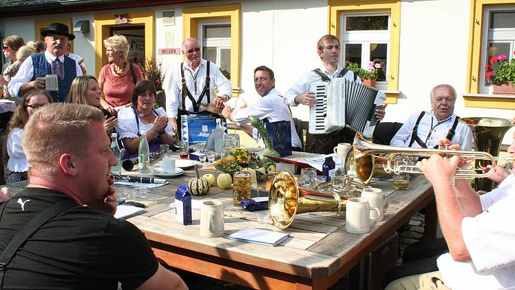 Die Blaskapelle Gremsdorf unterhielt mit zünftigen Weisen