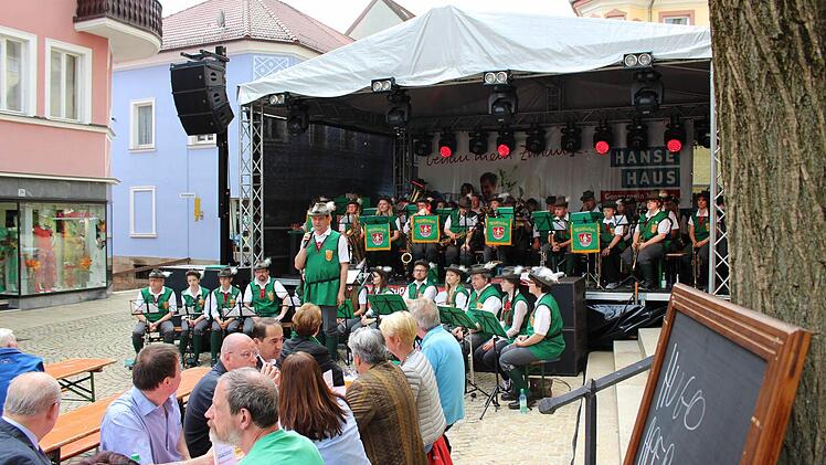 Das 35. Bad Brückenauer Stadtfest wurde am frühen Freitagabend eröffnet. Foto: Julia Raab