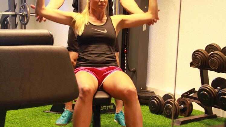 Noch bevor sie sich im neuen Fitness-Raum trimmen können, war reichlich Muskelarbeit gefragt: Die Mitglieder des Schondraer Sportvereins haben den Keller der Sporthalle ausgebaut - und eine spezielle Fitness-Hotline eingerichtet. Foto: Carmen Schmitt