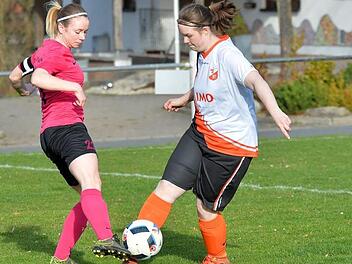 Die SpVgg Effeltrich (pinke Trikots) kam beim SC Gremsdorf in der Kreisliga nicht über ein 0:0 hinaus, wahrte aber seinen Vorsprung an der Tabellenspitze vor dem SV Hetzles.  Foto: Picturedreams