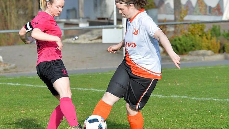 Die SpVgg Effeltrich (pinke Trikots) kam beim SC Gremsdorf in der Kreisliga nicht über ein 0:0 hinaus, wahrte aber seinen Vorsprung an der Tabellenspitze vor dem SV Hetzles.  Foto: Picturedreams