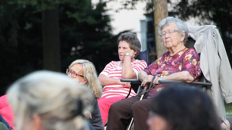 Auftakt der Erzähltheater-Reihe "Sternen-Poeten - Poesie zur Nacht" in Bad Brückenau am 21. Juni 2017. Foto: Ulrike Müller