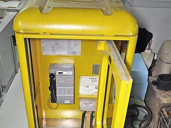 Die original Markusplatz-Telefonzelle vor dem Transport nach Fladungen. Foto: Bundespolizeiaus- und -fortbildungszentrum Oerlenbach